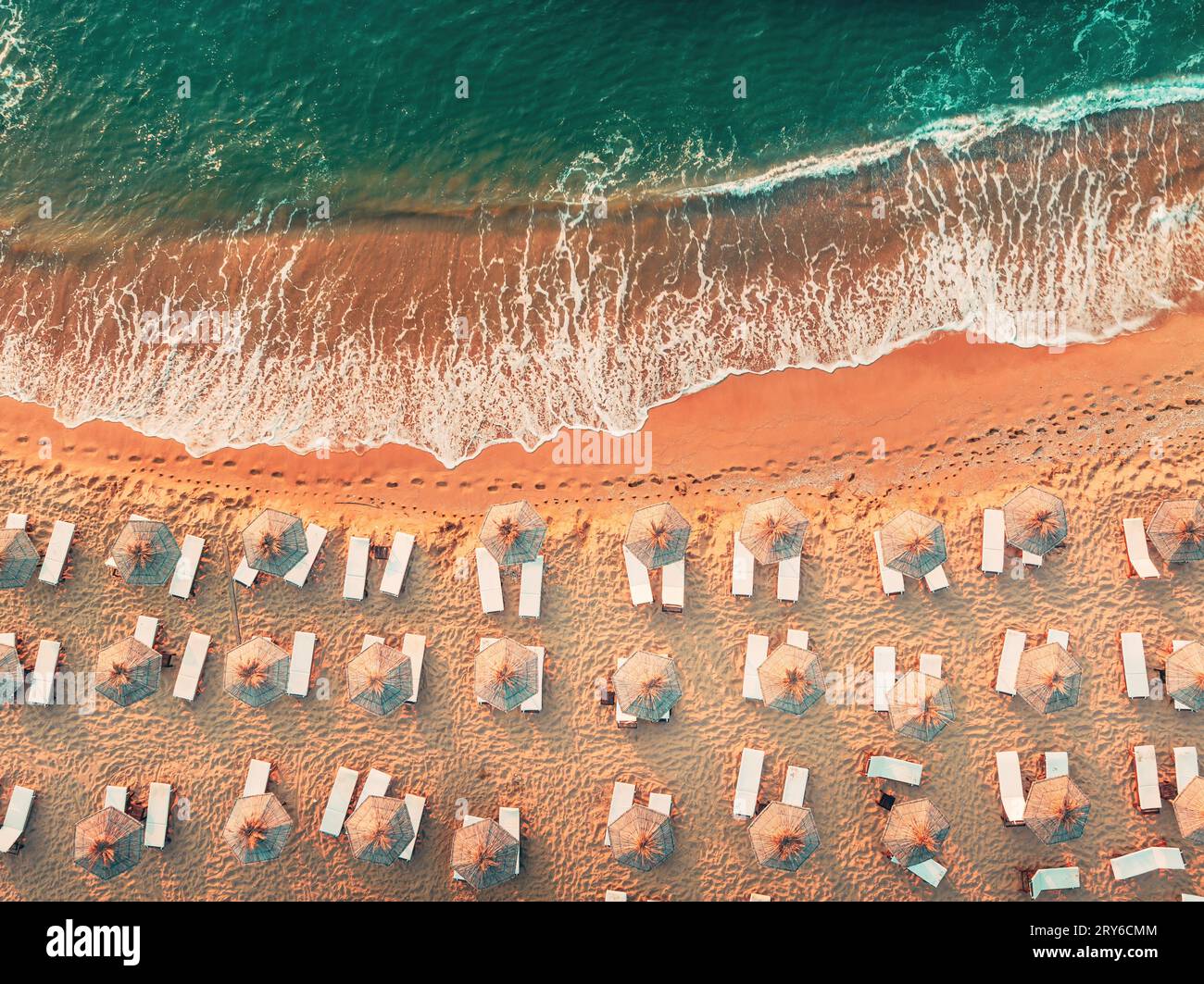 Vue de dessus de l'antenne de drone de plage de sable fin avec une mer turquoise des vagues avec copie espace pour le texte. Banque D'Images