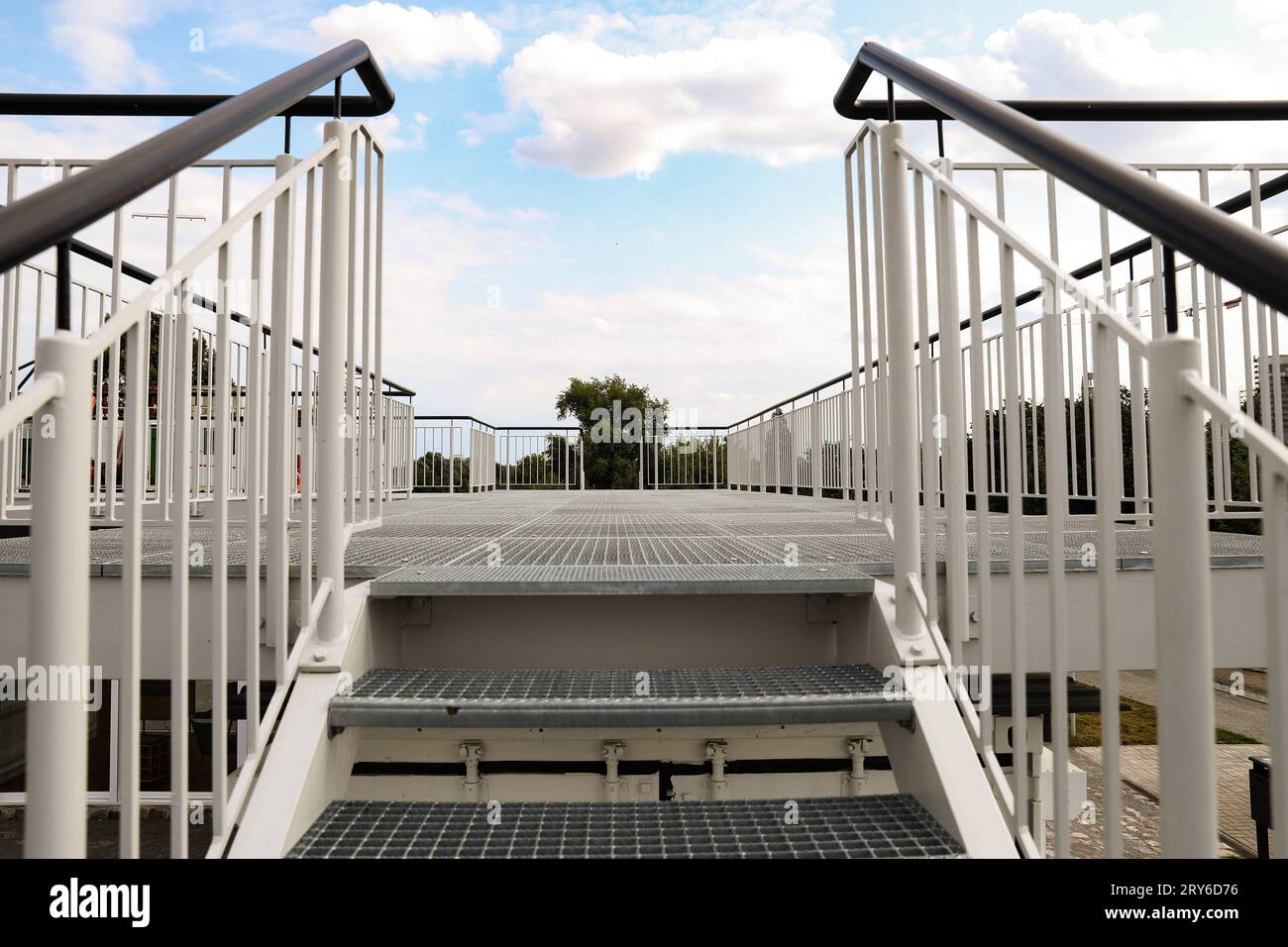 Aufgang zur Aussichtsplatform. Rund UM Deutschlands älteste Eisenbahnhubbrücke im Wissenschaftshafen wurde auf der Magdeburger Schiffsmeile auch das Umfeld schick gemacht. Es gibt jetzt auch eine begehbare Aussichtsplatform für interessierte Besucher von WO die historischen Schiffe und Hafenanlagen angeschaut werden können. Neben dem historischen Kettenschleppdampfer Gustav Zeuner findet man hier eine sehr sehenswerte Hubbrücke, einen Taucherschacht und einen Eimerkettenschwimmbagger. Deutschlands älteste Eisenbahnhubbrücke steht im Magdeburger Wissenschaftshafen, sie ist jetzt nach einer ha Banque D'Images