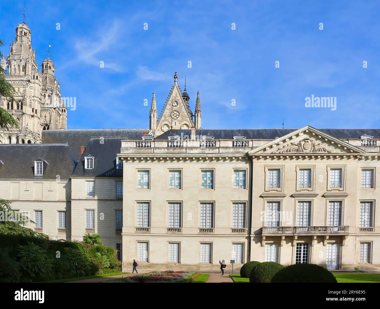 Façade du musée des Beaux-Arts vue de l'autre côté des jardins avec les clochers de la cathédrale derrière Tours Indre-et-Loire France Banque D'Images