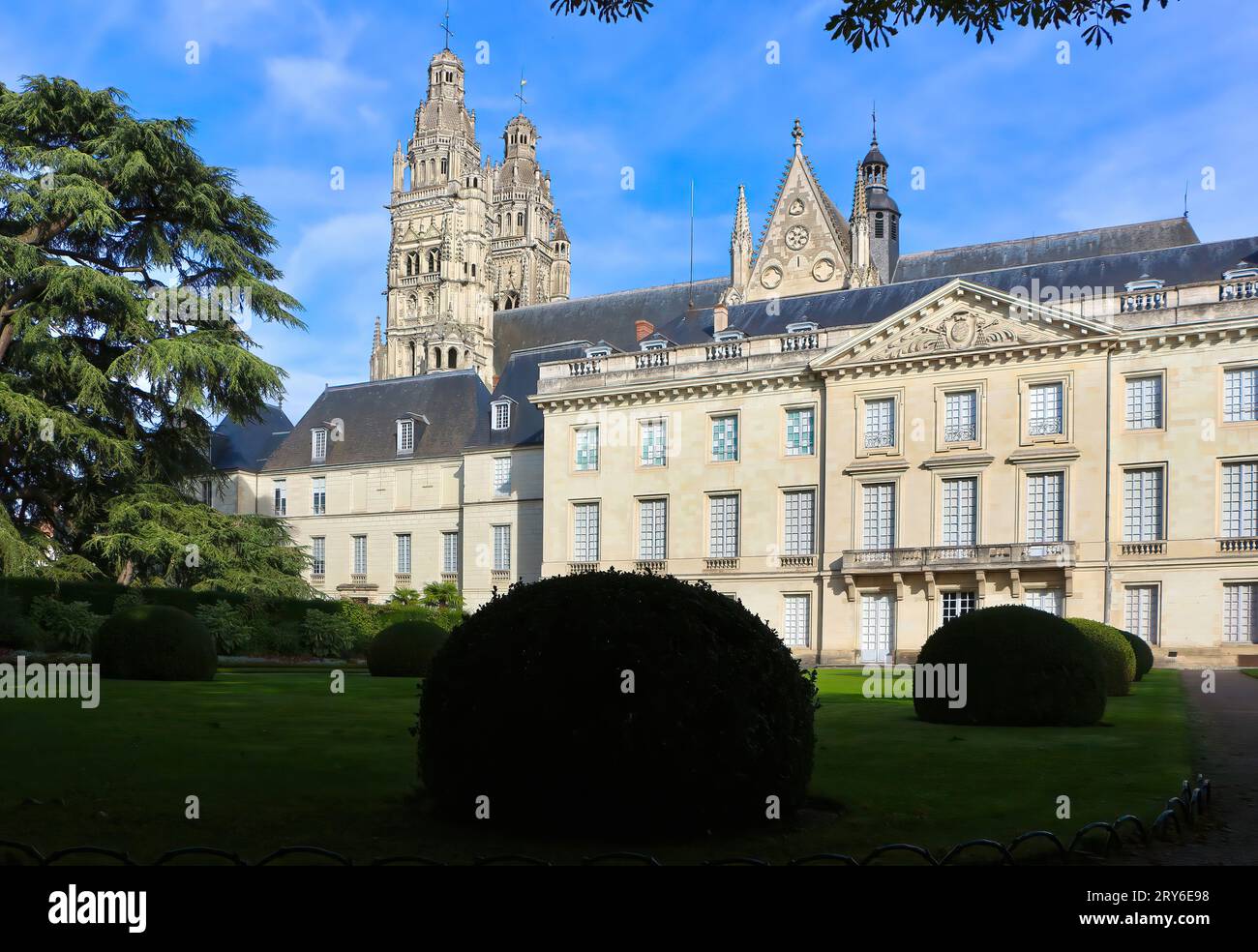 Façade du musée des Beaux-Arts vue de l'autre côté des jardins avec les clochers de la cathédrale derrière Tours Indre-et-Loire France Banque D'Images