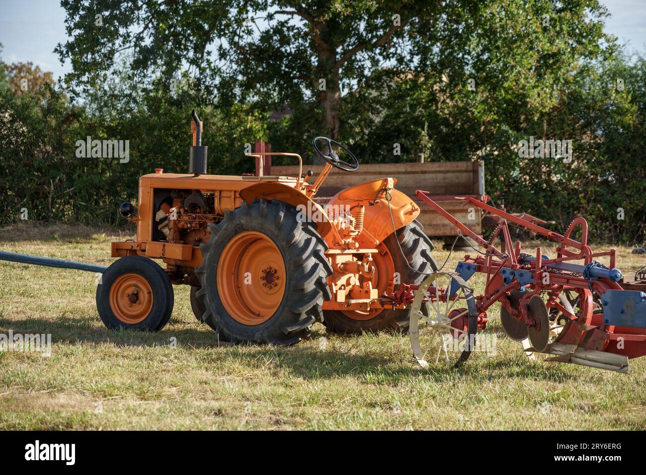 Machines agricoles anciennes exposées lors d'un festival des vendanges en France Banque D'Images
