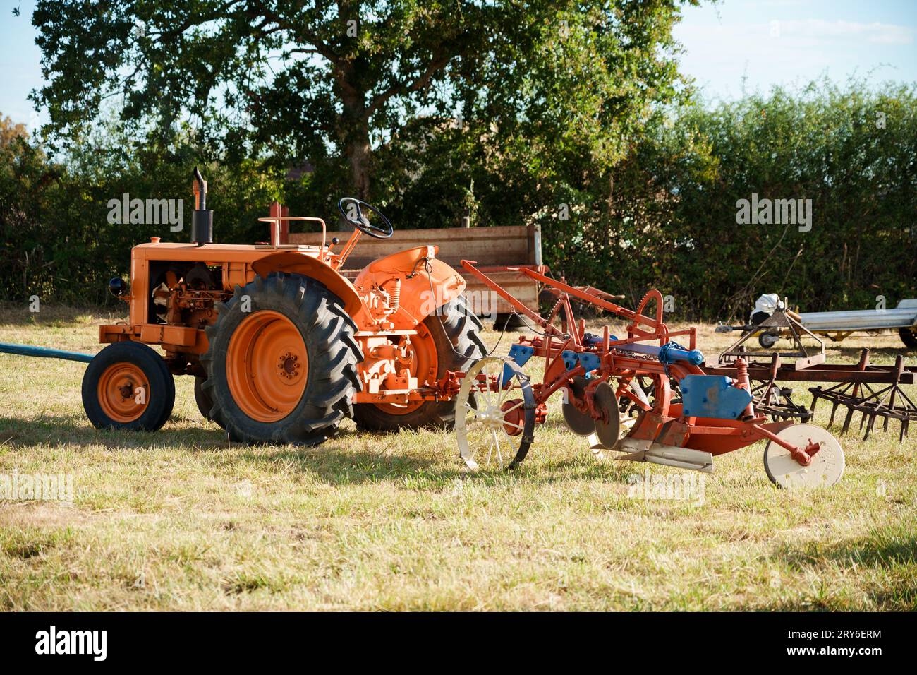 Machines agricoles anciennes exposées lors d'un festival des vendanges en France Banque D'Images