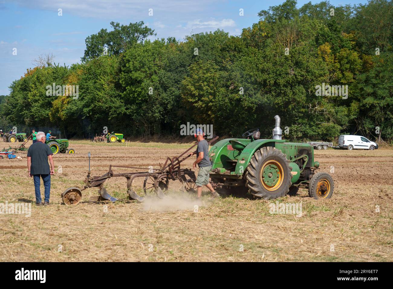 Concurrents sur des machines agricoles anciennes dans le cadre d'un concours de labour. Banque D'Images