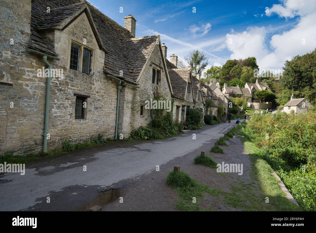 Les pittoresques chalets Arlington Row à Bibury ont été construits en 1380 comme magasin de laine monastique. Celui-ci a ensuite été converti en une rangée de chalets de tisserands Banque D'Images