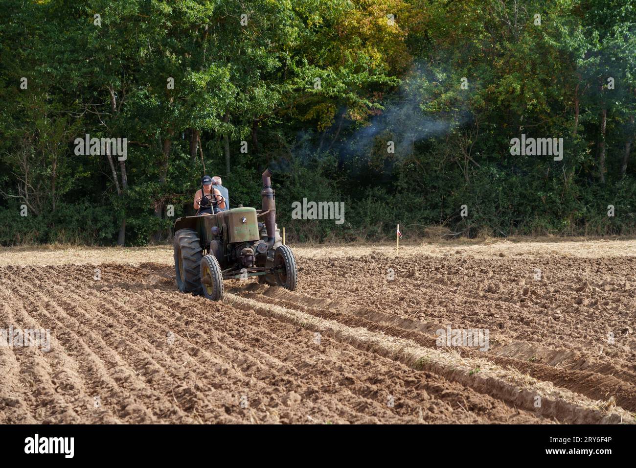 Concurrents sur des machines agricoles anciennes dans le cadre d'un concours de labour. Banque D'Images