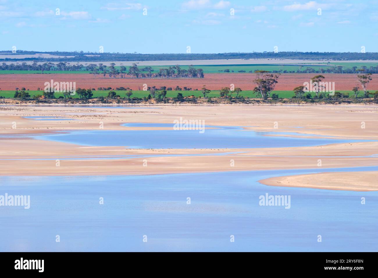 Une vue sur le lac Brown depuis Eaglestone Rock montrant des motifs dans l'eau et le lit du lac, réserve naturelle du lac Campion, Wheatbelt, Australie occidentale. Banque D'Images