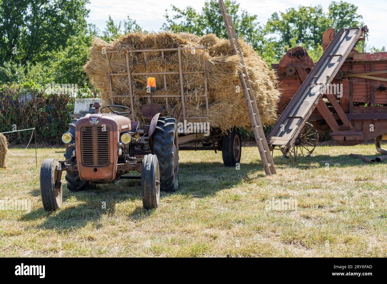 Machines agricoles anciennes exposées lors d'un festival des vendanges en France Banque D'Images