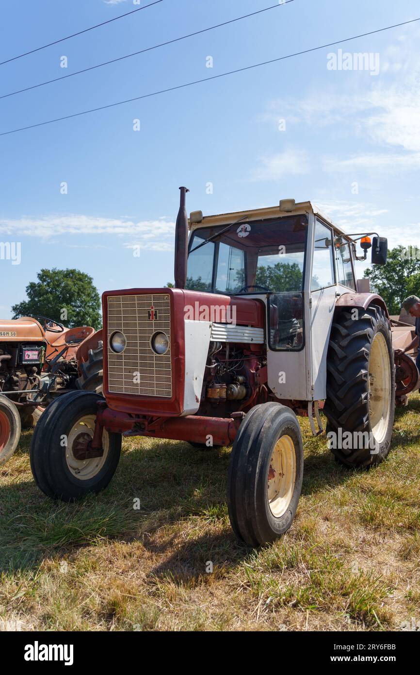 Machines agricoles anciennes exposées lors d'un festival des vendanges en France Banque D'Images