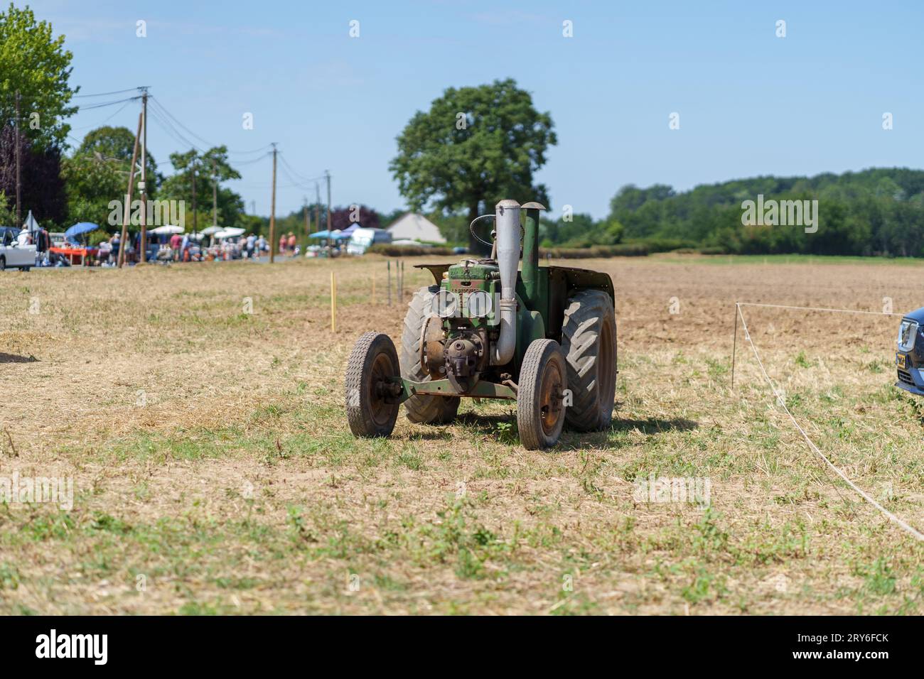 Machines agricoles anciennes exposées lors d'un festival des vendanges en France Banque D'Images