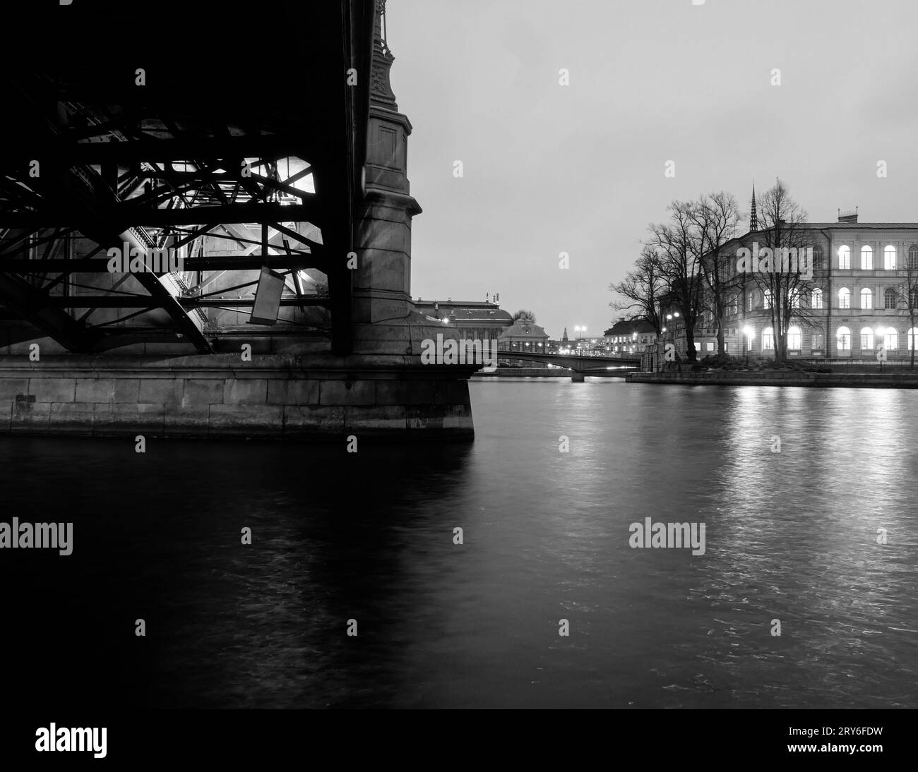 Vue du pont sur la rivière contre le ciel Banque D'Images