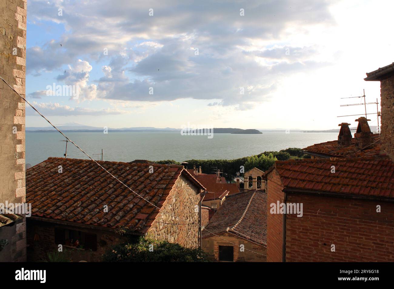 Passignano sul Trasimeno, Ombrie, Italie. Vue sur le lac Trasimeno depuis le village. Banque D'Images