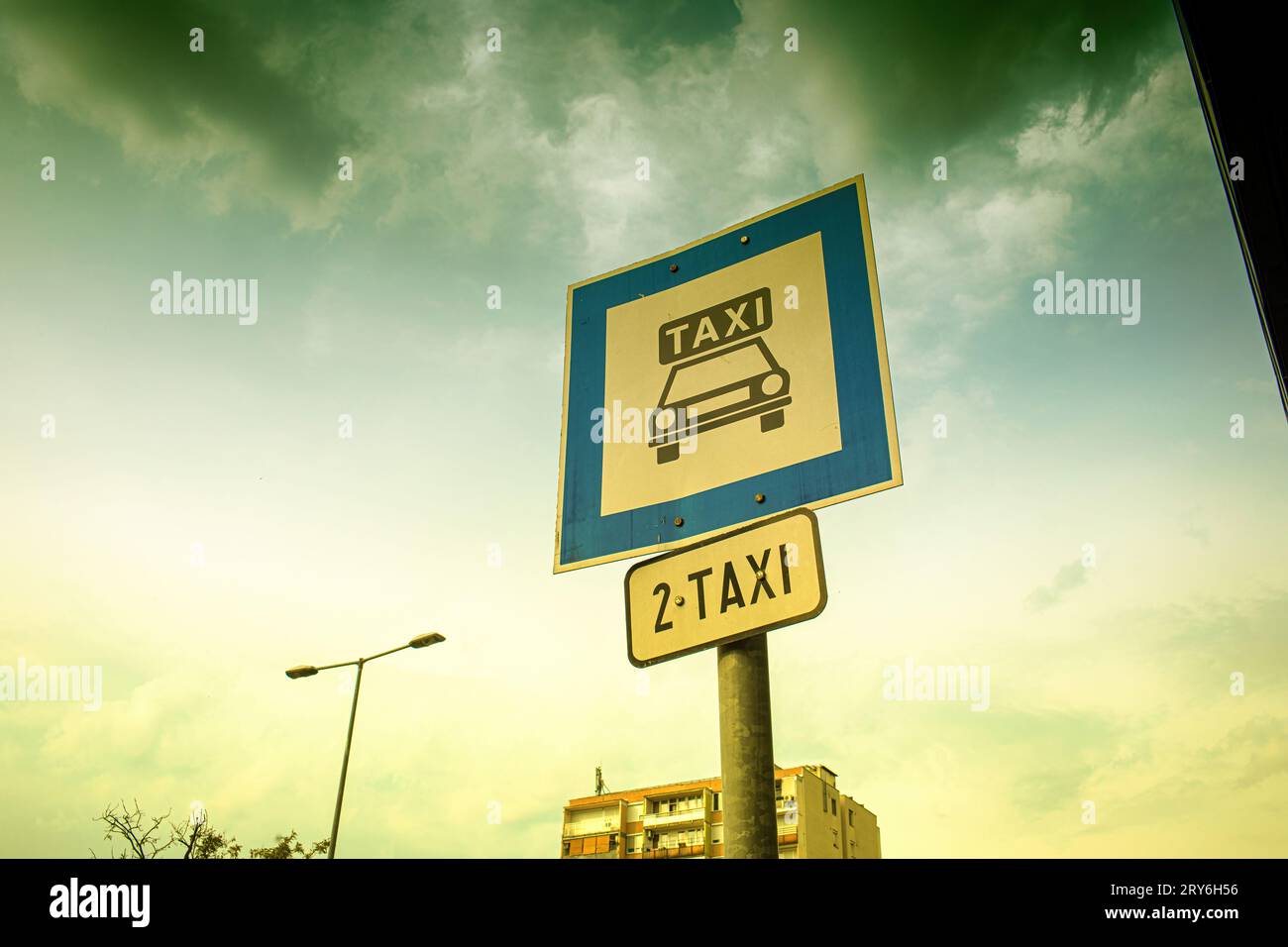 Panneau de stationnement de taxi tiré contre le ciel dans la ville. Photo de haute qualité Banque D'Images