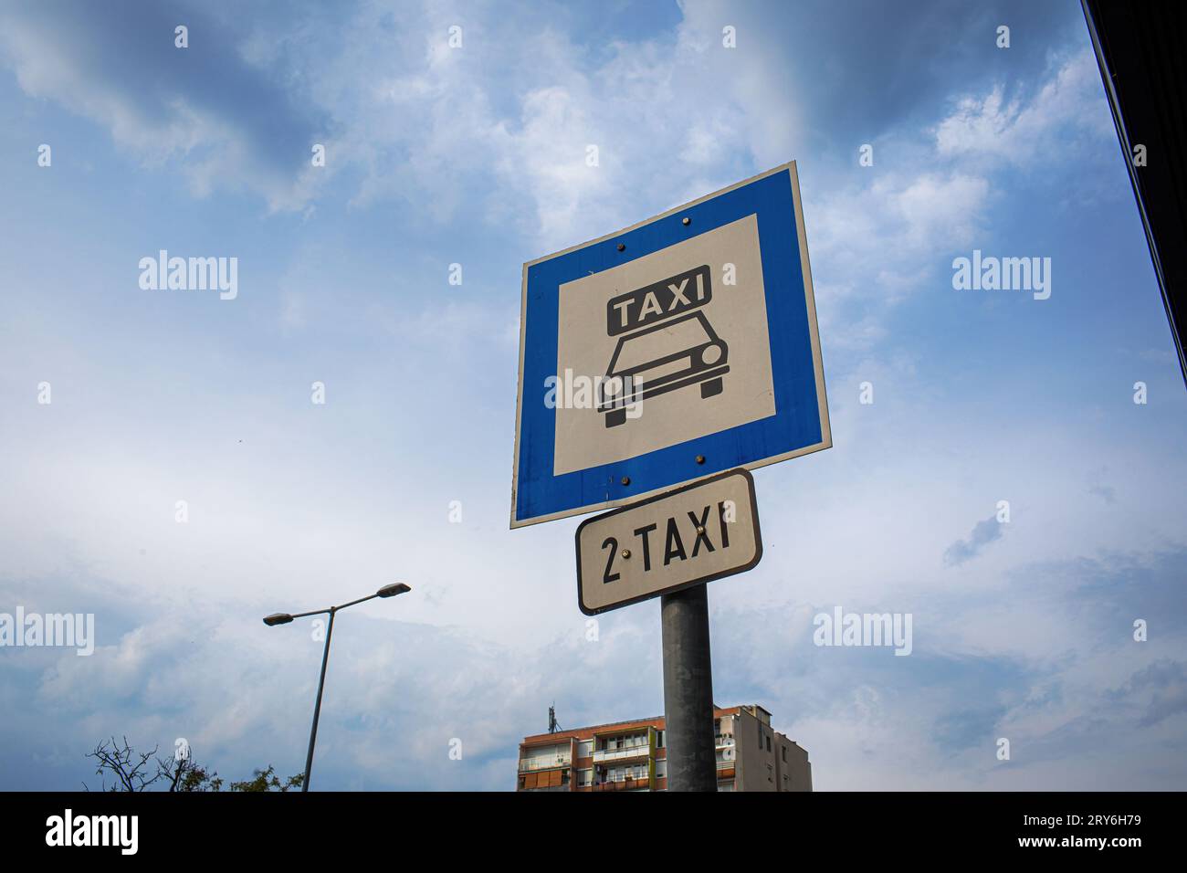 Panneau de stationnement de taxi tiré contre le ciel dans la ville. Photo de haute qualité Banque D'Images