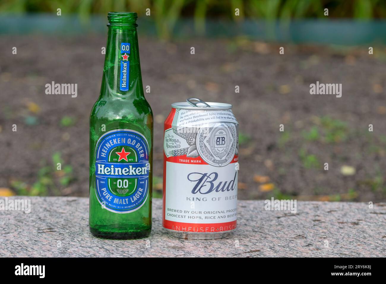 Bud canette de bière et bouteille Heineken à Amsterdam pays-Bas 29-7-2023 Banque D'Images