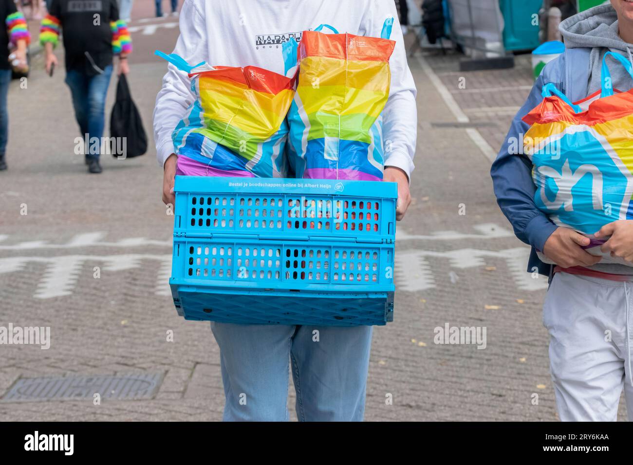 Tenir l'épicerie A The Gaypride à Amsterdam pays-Bas 5-8-2023 Banque D'Images