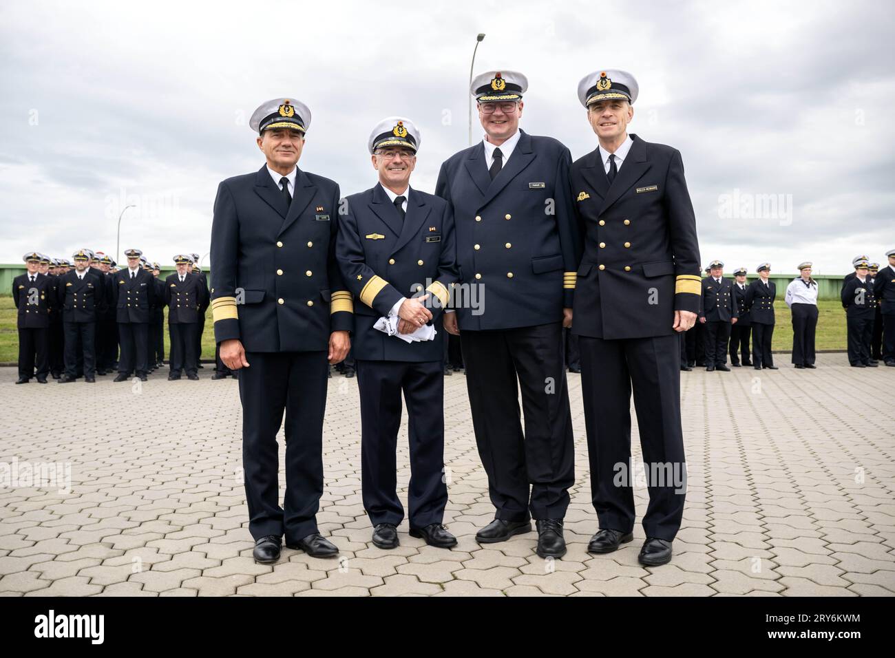 Wilhelmshaven, Allemagne. 29 septembre 2023. Frank Lenski (de gauche à droite), vice-amiral, Lars Holm, amiral de la flottille, Matthias Michael Potthoff, capitaine en mer, et Christoph Müller-Meinhard, contre-amiral, lors de l'appel de livraison à l'embarcadère. Le commandement de soutien naval Wilhelmshaven obtient un nouveau leadership : l'amiral Holm de la flottille remet le commandement au capitaine en mer Matthias Potthoff. Le Commandement de soutien naval (Mukdo) est responsable de la fonctionnalité des navires, des bateaux et des aéronefs de la flotte. Crédit : Sina Schuldt/dpa/Alamy Live News Banque D'Images