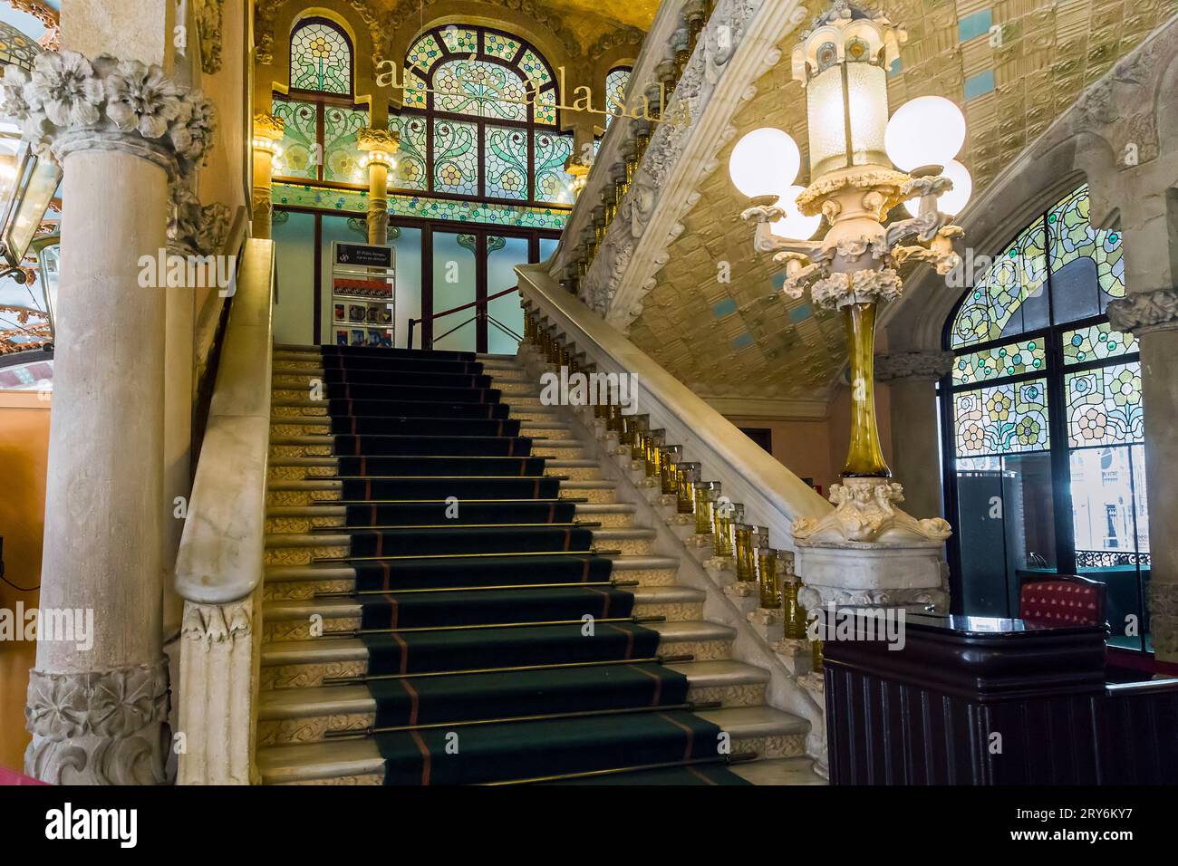 BARCELONE, ESPAGNE - 17 MAI 2017 : c'est l'escalier dans le foyer du Palais des musiques Catalanes dans le style Art Nuovo. Banque D'Images