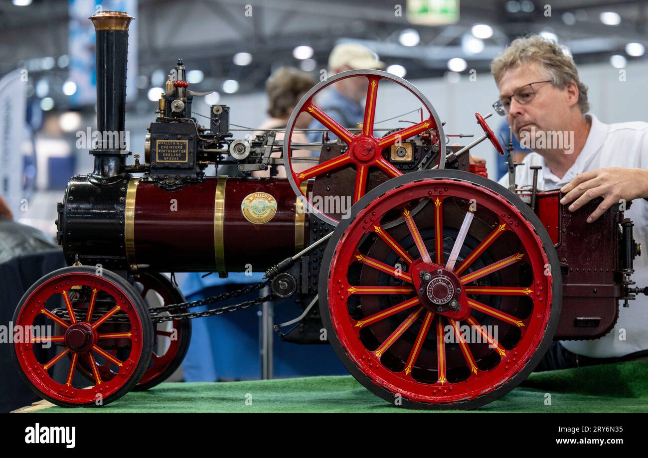 Plan rapproché d’une vieille roue de tracteur à vapeur. photo – Image Plan rapproché d’une vieille roue de tracteur à vapeur. photo – Image