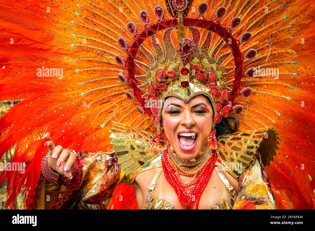 L'école Parasaiso de Samba en costumes colorés costumes dansent au Notting Hill Carnival Londres, Angleterre, Royaume-Uni Banque D'Images