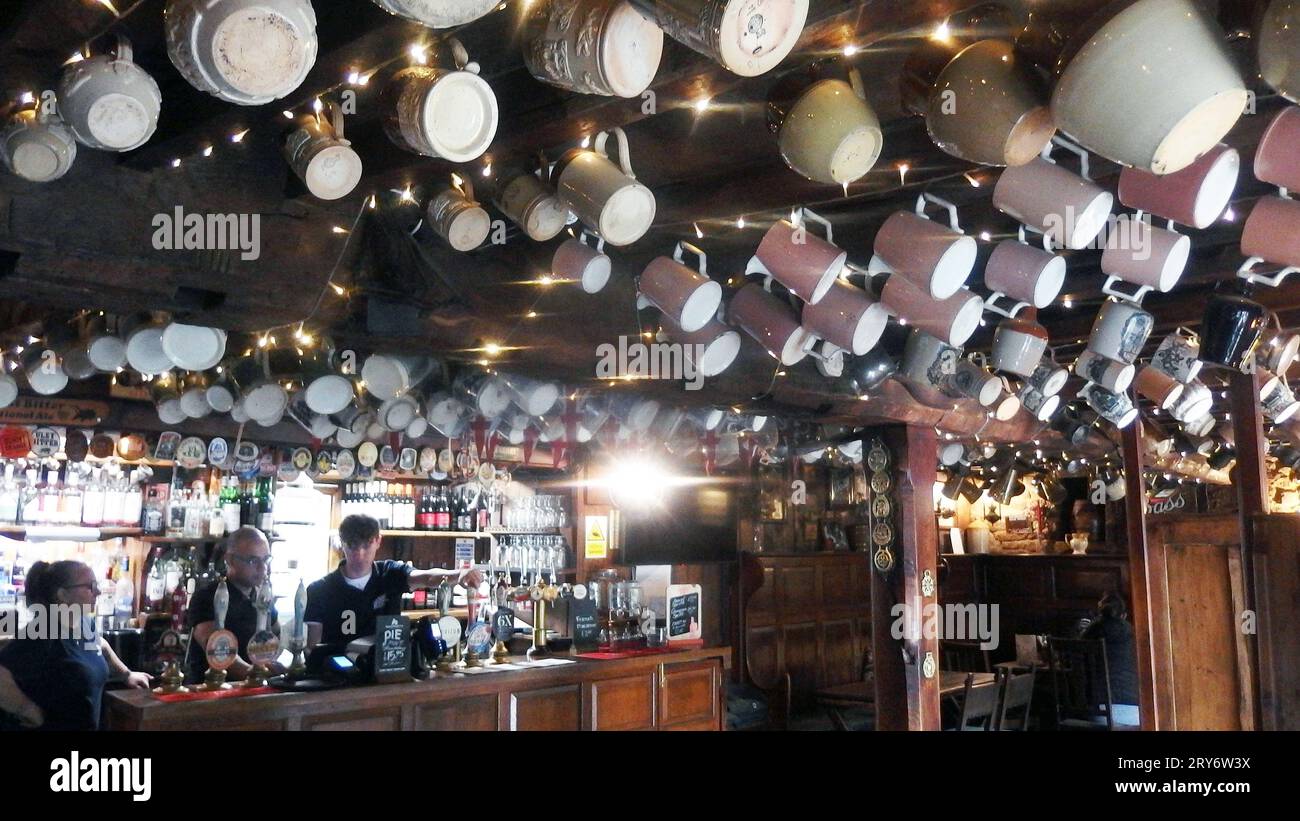 Tasses à bière suspendues Falkland Arms The Green, Great TEW, Chipping Norton OX7 4DB Banque D'Images