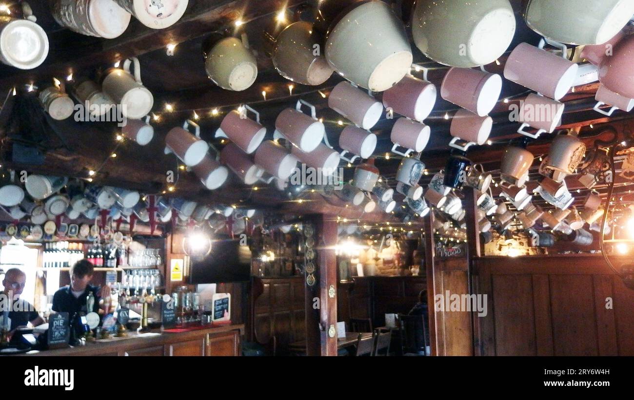 Tasses à bière suspendues Falkland Arms The Green, Great TEW, Chipping Norton OX7 4DB Banque D'Images