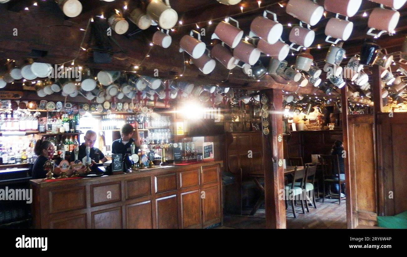 Tasses à bière suspendues Falkland Arms The Green, Great TEW, Chipping Norton OX7 4DB Banque D'Images