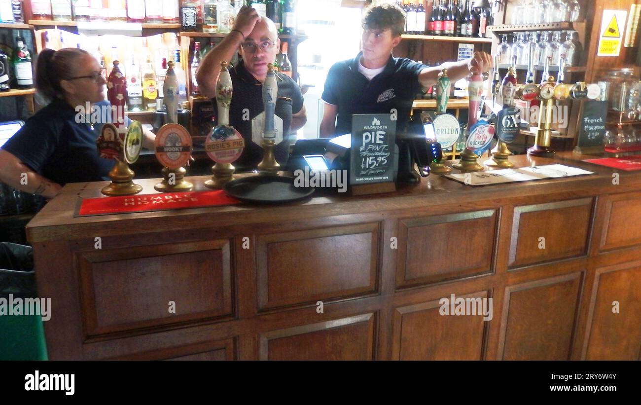 Pompes à bière Falkland Arms The Green, Great TEW, Chipping Norton OX7 4DB Banque D'Images