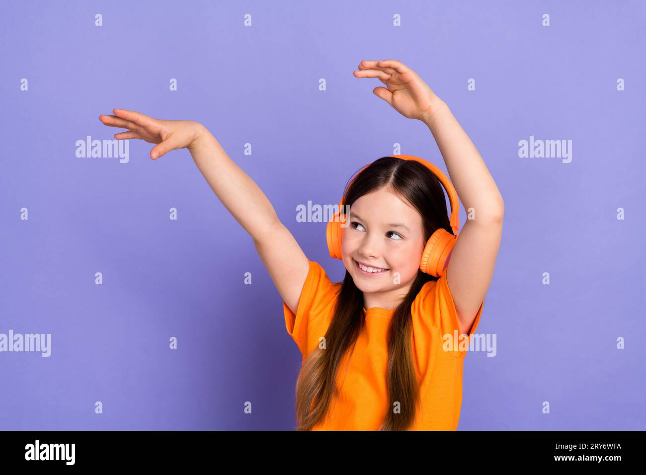 Détente jeune fille écolier photo de la personne profiter de musique Ecouter écouteurs sans fil mains vers le haut froid isolé sur fond de couleur violette Banque D'Images