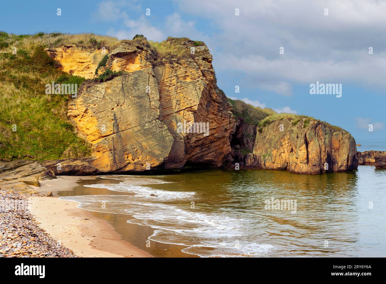Hopeman Moray Coast Scotland une crique avec plage de sable et falaises et rochers de grès doré Banque D'Images