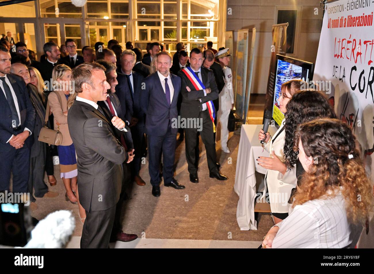 Bonifacio, France. 28 septembre 2023. Le président français Emmanuel Macron, Fabien Roussel, secrétaire national du Parti communiste et Jean Charles Orsucci, maire de Bonifacio et Jean-Philippe Agresti recteur de la région académique de Corse lors de la cérémonie d'hommage et de dévoilement d'une plaque inaugurale au résistant communiste Albert Ferracci, au collège de Bonifacio, Corse, France le 28 septembre 2023, dans le cadre d’une visite de trois jours en Corse. Photo Stef Bravin/Pool/ABACAPRESS.COM crédit : Abaca Press/Alamy Live News Banque D'Images