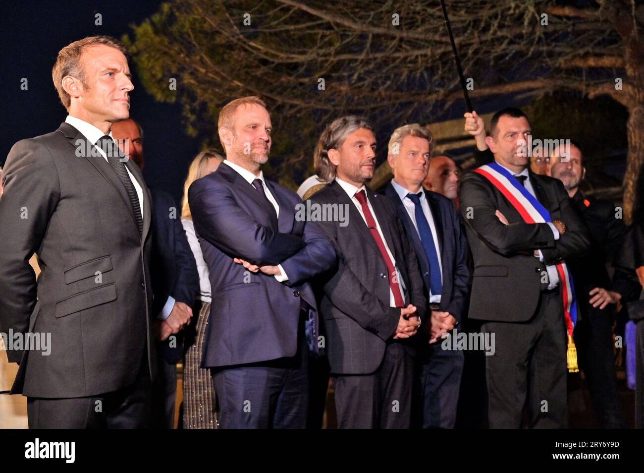 Bonifacio, France. 28 septembre 2023. Le président français Emmanuel Macron, Fabien Roussel, secrétaire national du Parti communiste et Jean Charles Orsucci, maire de Bonifacio et Jean-Philippe Agresti recteur de la région académique de Corse lors de la cérémonie d'hommage et de dévoilement d'une plaque inaugurale au résistant communiste Albert Ferracci, au collège de Bonifacio, Corse, France le 28 septembre 2023, dans le cadre d’une visite de trois jours en Corse. Photo Stef Bravin/Pool/ABACAPRESS.COM crédit : Abaca Press/Alamy Live News Banque D'Images