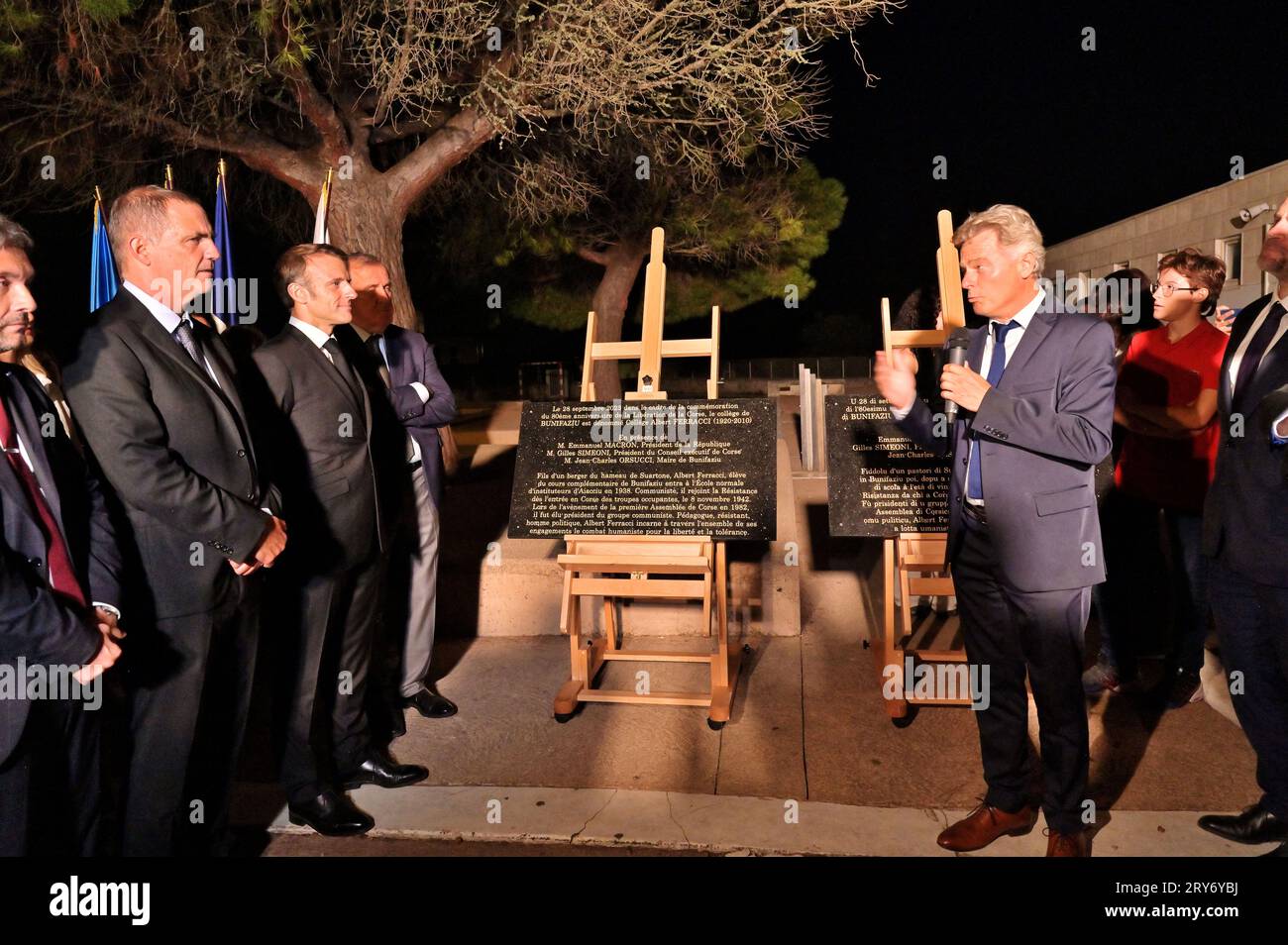 Bonifacio, France. 28 septembre 2023. Le président français Emmanuel Macron, Fabien Roussel, secrétaire national du Parti communiste, Pierre Ferracci, Gilles Simeoni, Jean-Philippe Agresti recteur de la région académique de Corse lors de la cérémonie d'hommage et de dévoilement d'une plaque inaugurale au résistant communiste Albert Ferracci, au collège de Bonifacio, Corse, France le 28 septembre, 2023, dans le cadre d’une visite de trois jours en Corse. Photo Stef Bravin/Pool/ABACAPRESS.COM crédit : Abaca Press/Alamy Live News Banque D'Images