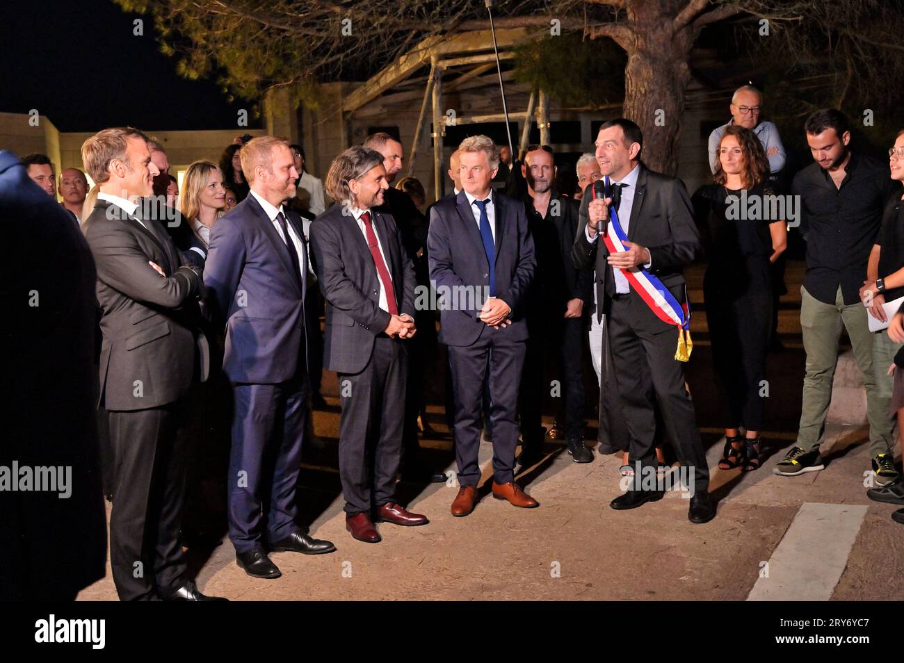 Bonifacio, France. 28 septembre 2023. Le président français Emmanuel Macron, Fabien Roussel, secrétaire national du Parti communiste et Jean Charles Orsucci, maire de Bonifacio et Jean-Philippe Agresti recteur de la région académique de Corse lors de la cérémonie d'hommage et de dévoilement d'une plaque inaugurale au résistant communiste Albert Ferracci, au collège de Bonifacio, Corse, France le 28 septembre 2023, dans le cadre d’une visite de trois jours en Corse. Photo Stef Bravin/Pool/ABACAPRESS.COM crédit : Abaca Press/Alamy Live News Banque D'Images