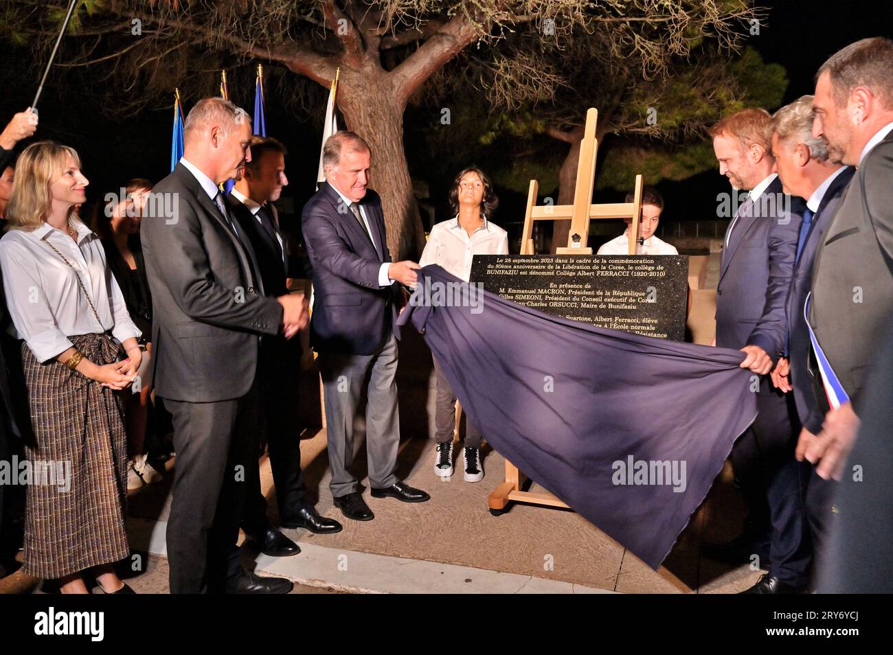 Bonifacio, France. 28 septembre 2023. Le président français Emmanuel Macron, Fabien Roussel, secrétaire national du Parti communiste et Jean Charles Orsucci, maire de Bonifacio, Pierre Ferracci, Gilles Simeoni lors de la cérémonie d'hommage et de dévoilement d'une plaque inaugurale au résistant communiste Albert Ferracci, au collège de Bonifacio, Corse, France le 28 septembre 2023, dans le cadre d'une visite de trois jours en Corse. Photo Stef Bravin/Pool/ABACAPRESS.COM crédit : Abaca Press/Alamy Live News Banque D'Images