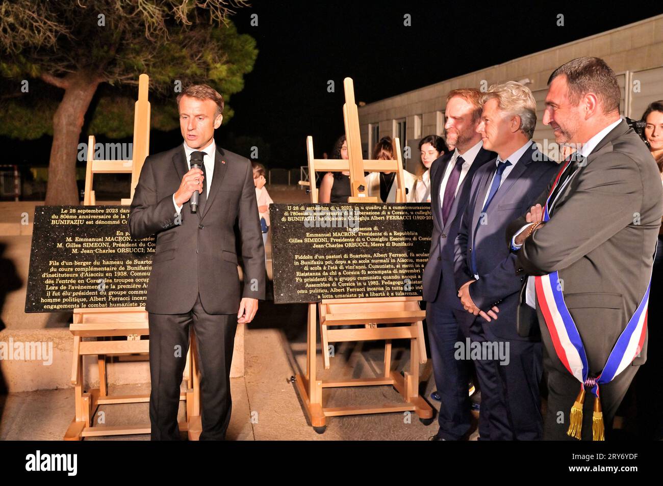 Bonifacio, France. 28 septembre 2023. Le président français Emmanuel Macron, Fabien Roussel, secrétaire national du Parti communiste et Jean Charles Orsucci, maire de Bonifacio lors de la cérémonie d'hommage et de dévoilement d'une plaque inaugurale au résistant communiste Albert Ferracci, au collège de Bonifacio, Corse, France le 28 septembre 2023, dans le cadre d'une visite de trois jours en Corse. Photo Stef Bravin/Pool/ABACAPRESS.COM crédit : Abaca Press/Alamy Live News Banque D'Images