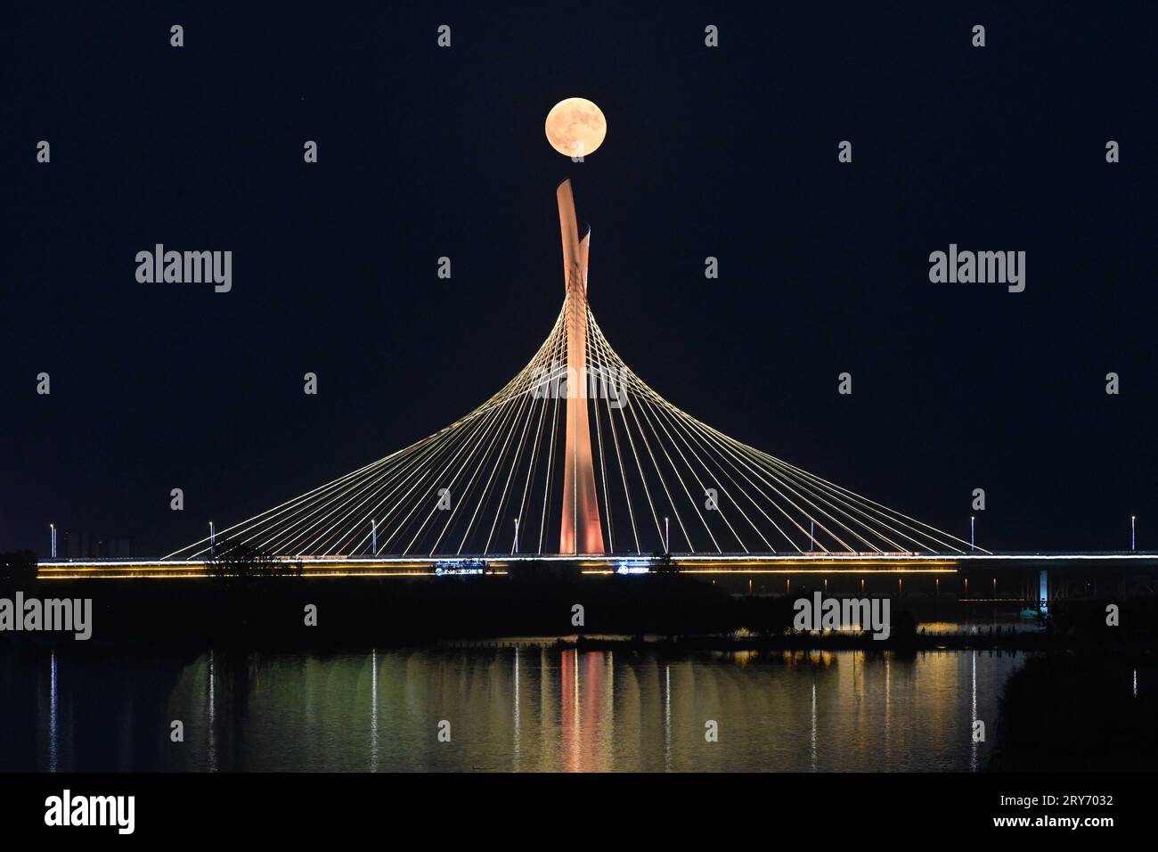 Pékin, province chinoise du Hebei. 29 septembre 2023. Une pleine lune est observée au-dessus du grand pont de la rivière Hutuo à Shijiazhuang, dans la province du Hebei, dans le nord de la Chine, le 29 septembre 2023. Vendredi marque le Festival de la mi-automne de cette année. Les Chinois ont pour tradition de célébrer le festival en admirant la pleine lune. Crédit : Chen Qibao/Xinhua/Alamy Live News Banque D'Images