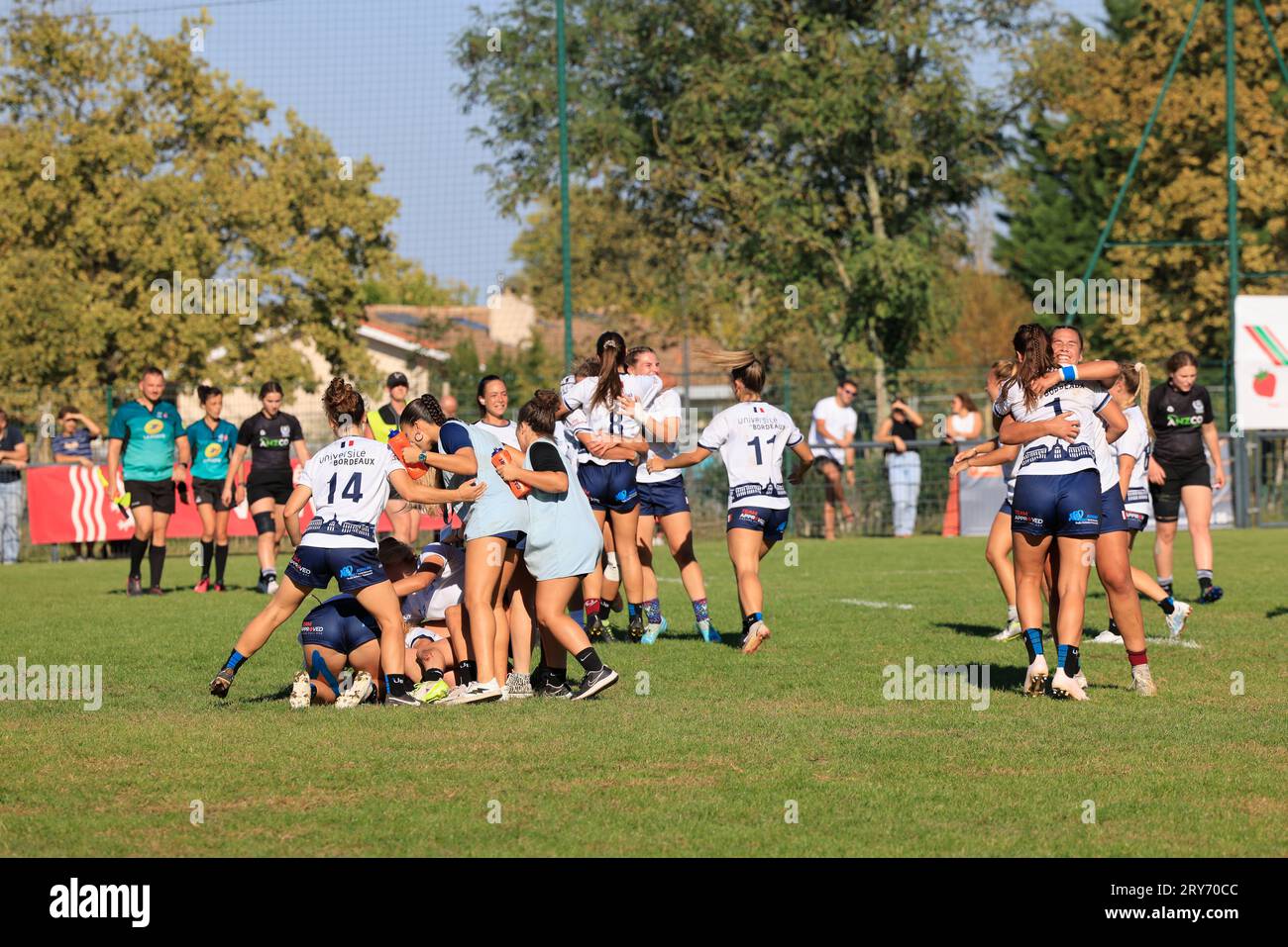 Pessac, France. 28 septembre 2023. En marge de la coupe du monde de Rugby 2023, le World University Rugby Invitational Tournament (Wurit) 2023 s’est déroulé près de Bordeaux. L'équipe féminine de rugby de l'Université de Bordeaux (en blanc) remporte le World University Rugby Invitational Tournament (WURIT) 2023 contre l'équipe féminine de New Zealand Universities Rugby (en noir). Pessac à côté de Bordeaux, Gironde, France, Europe. Photo Hugo Martin/Alamy Live News. Banque D'Images