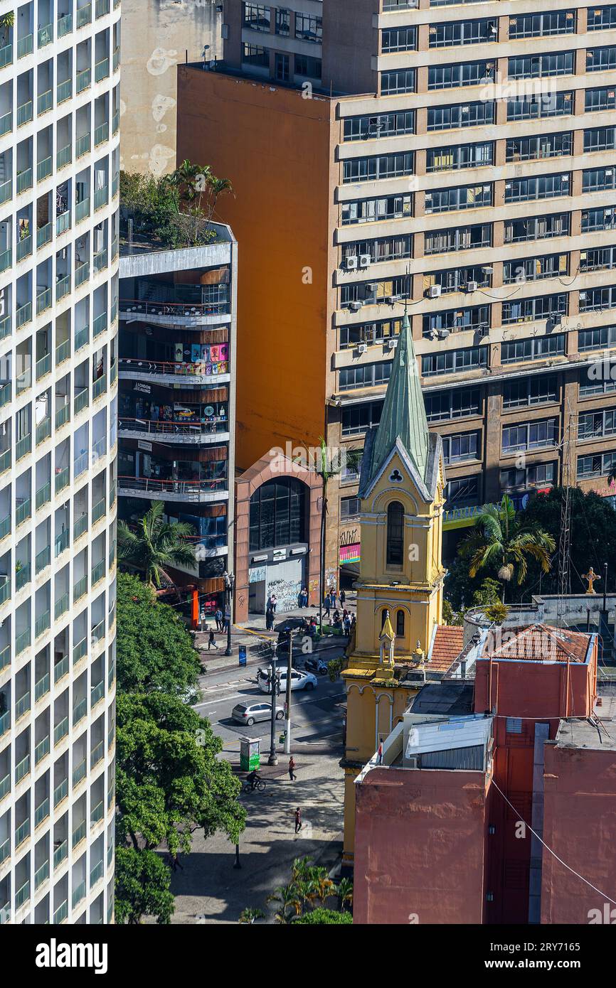 Sao Paulo, SP, Brésil - 07 juin 2023 : zone urbaine avec des bâtiments autour de la région de Largo do Paissandu. Vue sur une partie de la Galerie du Rock et Nossa Senho Banque D'Images