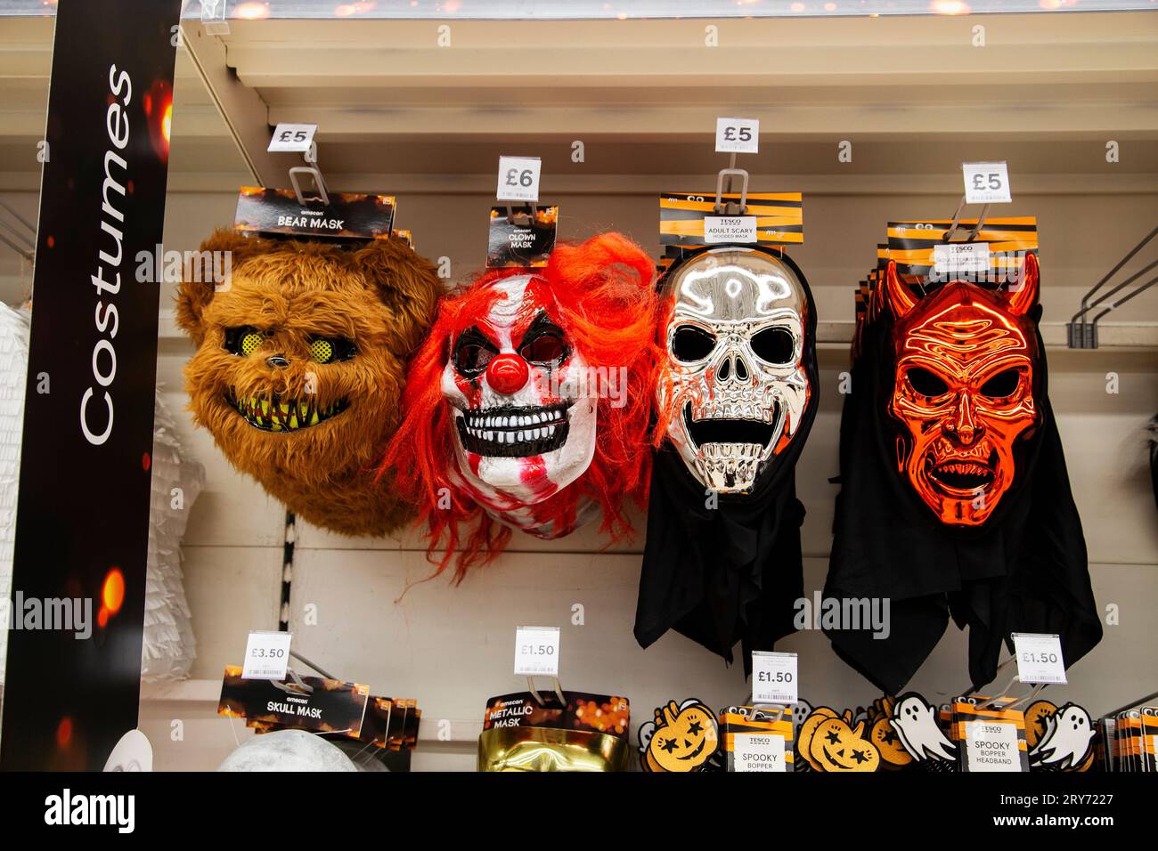 Supermarché Tesco Extra à Exeter Vale Halloween produits saisonniers et jouets exposés Banque D'Images