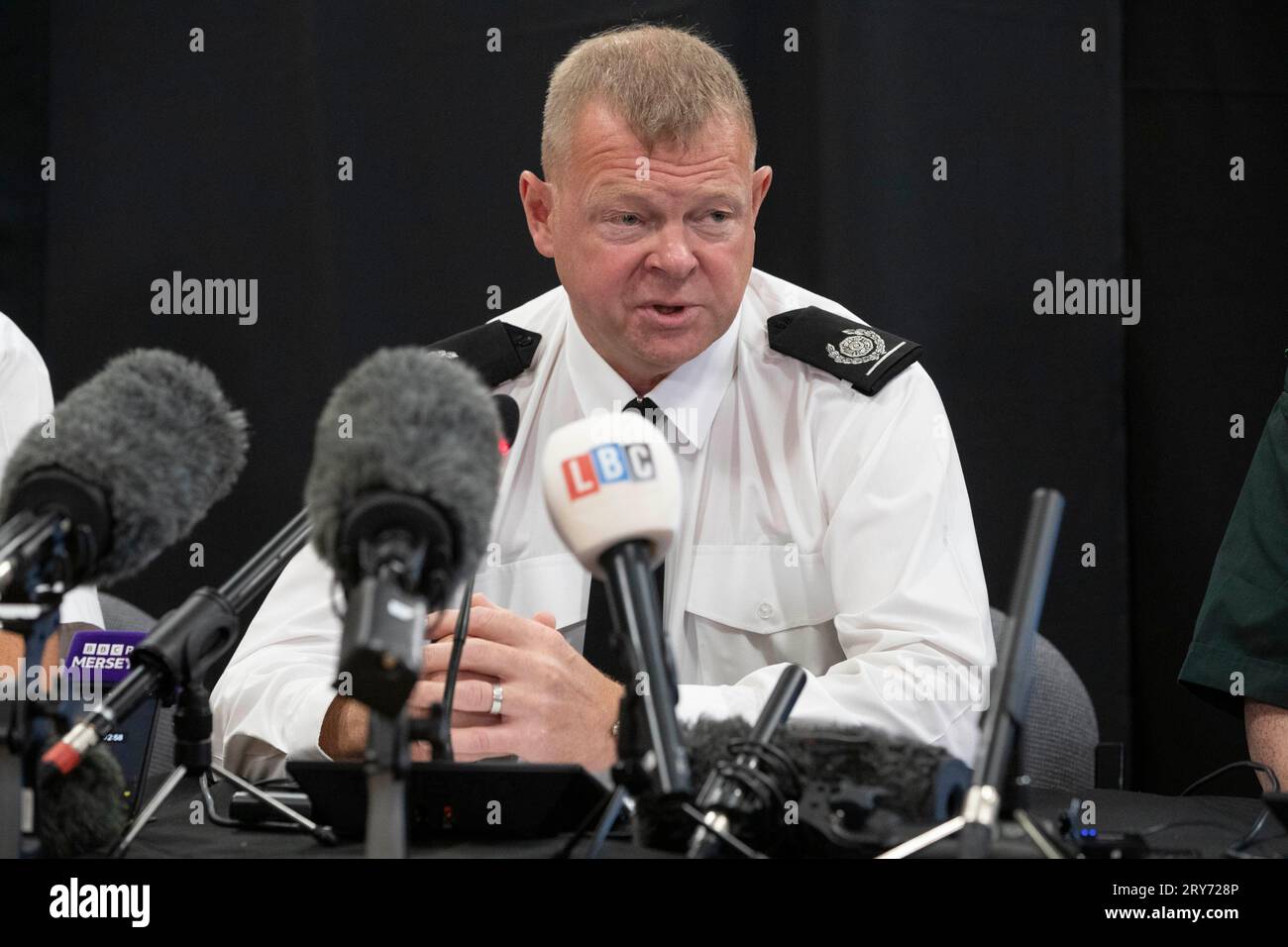 Mark Thomas, directeur de zone, responsable de la prévention, service d'incendie et de sauvetage de Merseyside lors d'une conférence de presse à l'hôtel de ville de Birkenhead après un accident d'autocar sur l'autoroute M53, entre la jonction 5 au port d'Ellesmere et la jonction 4 à Bebbington. L'entraîneur transportait des écoliers à la Calday Grange Grammar School et à la West Kirby Grammar School pour filles. Date de la photo : Vendredi 29 septembre 2023. Banque D'Images