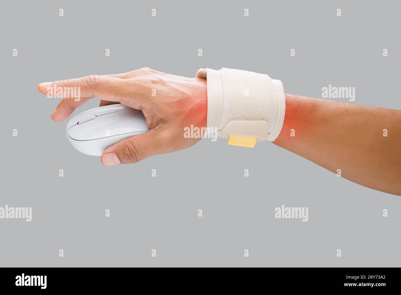 L'homme utilise un serre-poignet pour soutenir son poignet et prévenir la douleur lors de l'utilisation de la souris pendant le travail. Banque D'Images
