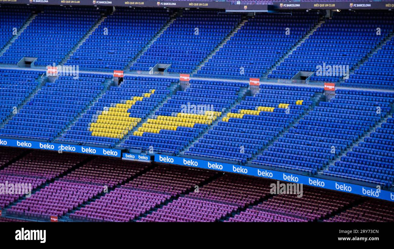 Barcelone, Espagne - janvier 04 2020 : Stade de Barcelone Nike Tick dans les sièges. Sièges rouges, bleus et jaunes vides stade Banque D'Images