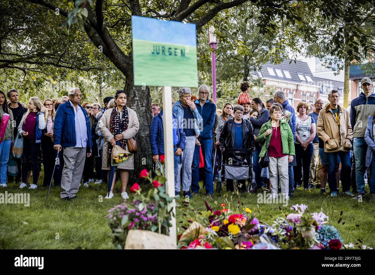 ROTTERDAM - fleurs et bougies reposent sur un monument érigé spontanément près du centre de santé où travaillait le médecin généraliste de 43 ans abattu au MC Erasmus. L'homme a également travaillé comme enseignant à Erasmus MC. ANP REMKO DE WAAL netherlands Out - belgique Out Banque D'Images