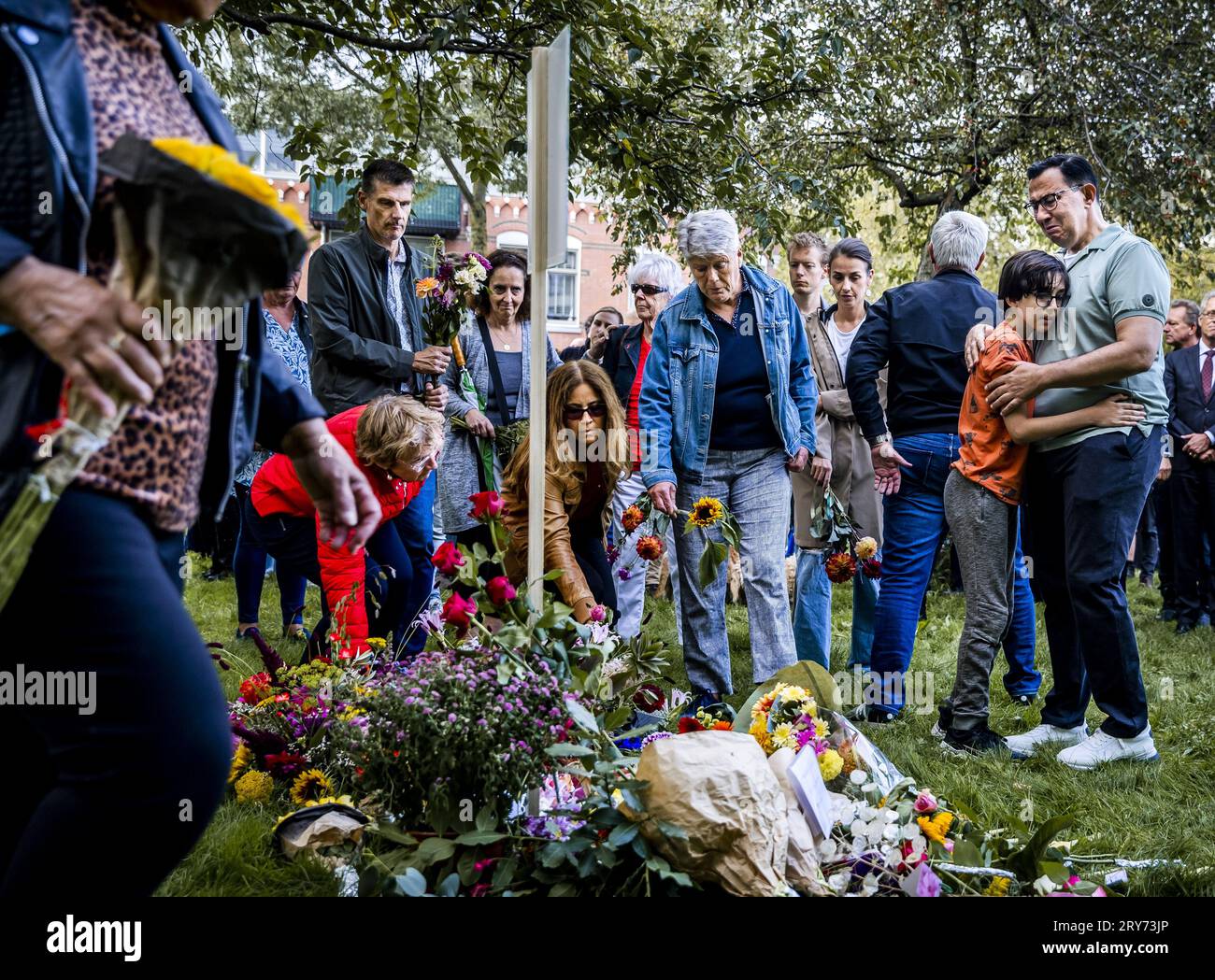 ROTTERDAM - fleurs et bougies reposent sur un monument érigé spontanément près du centre de santé où travaillait le médecin généraliste de 43 ans abattu au MC Erasmus. L'homme a également travaillé comme enseignant à Erasmus MC. ANP REMKO DE WAAL netherlands Out - belgique Out Banque D'Images