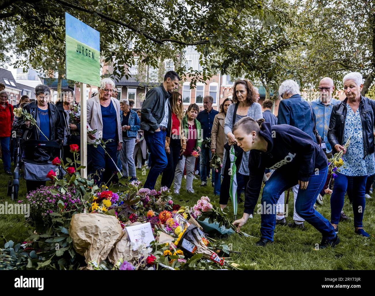 ROTTERDAM - fleurs et bougies reposent sur un monument érigé spontanément près du centre de santé où travaillait le médecin généraliste de 43 ans abattu au MC Erasmus. L'homme a également travaillé comme enseignant à Erasmus MC. ANP REMKO DE WAAL netherlands Out - belgique Out Banque D'Images