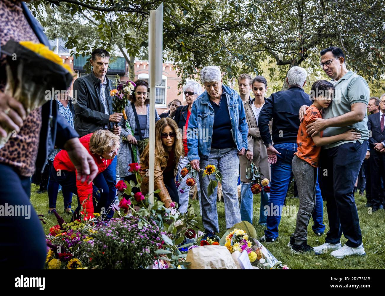 ROTTERDAM - fleurs et bougies reposent sur un monument érigé spontanément près du centre de santé où travaillait le médecin généraliste de 43 ans abattu au MC Erasmus. L'homme a également travaillé comme enseignant à Erasmus MC. ANP REMKO DE WAAL netherlands Out - belgique Out Banque D'Images