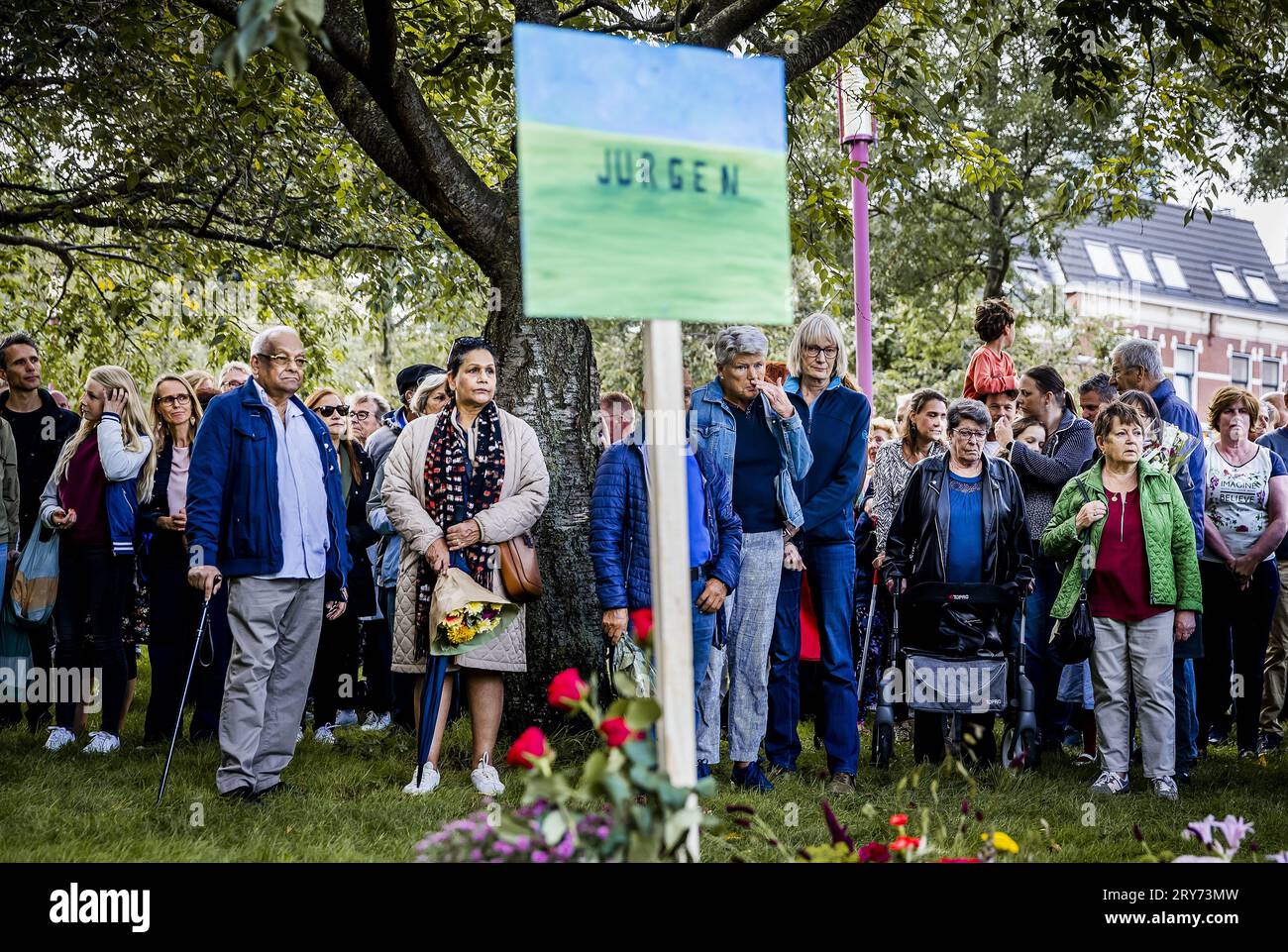 ROTTERDAM - fleurs et bougies reposent sur un monument érigé spontanément près du centre de santé où travaillait le médecin généraliste de 43 ans abattu au MC Erasmus. L'homme a également travaillé comme enseignant à Erasmus MC. ANP REMKO DE WAAL netherlands Out - belgique Out Banque D'Images