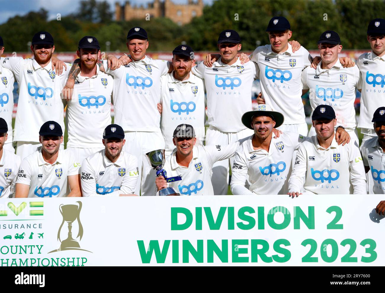Portes Riverside Les joueurs de Durham célèbrent avec le trophée après avoir remporté la ...