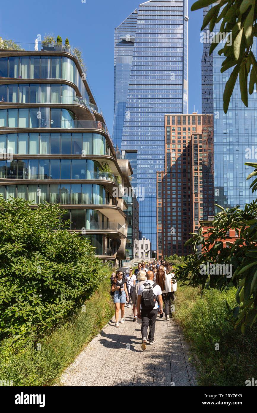 HIGH LINE, MANHATTAN, NEW YORK, USA, - SEPTEMBRE 19, 2023. paysage vertical de groupes de personnes appréciant les vues et les sons de Lower Manhattan f Banque D'Images