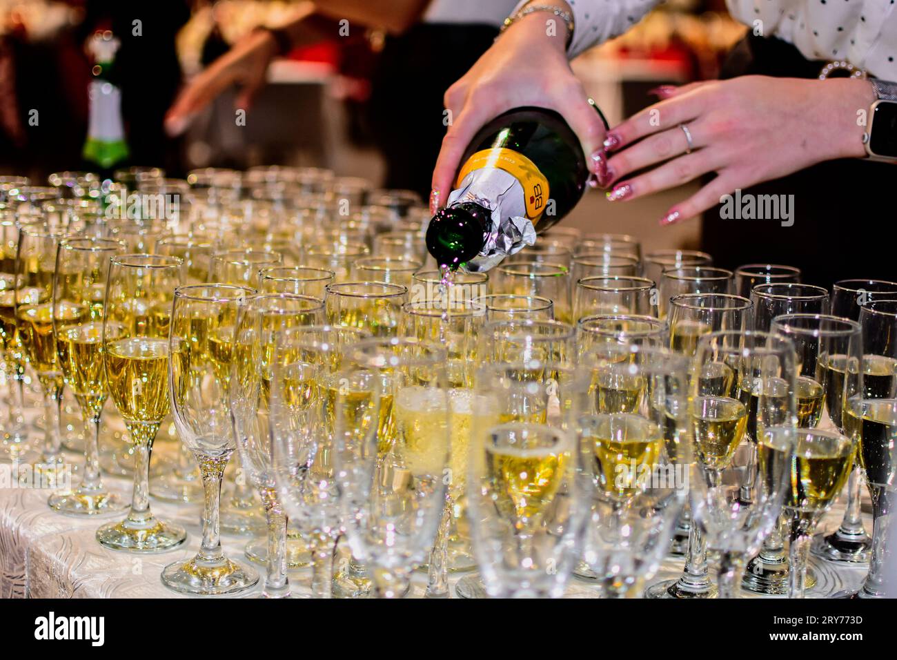Champagne versé dans des verres à champagne Banque D'Images